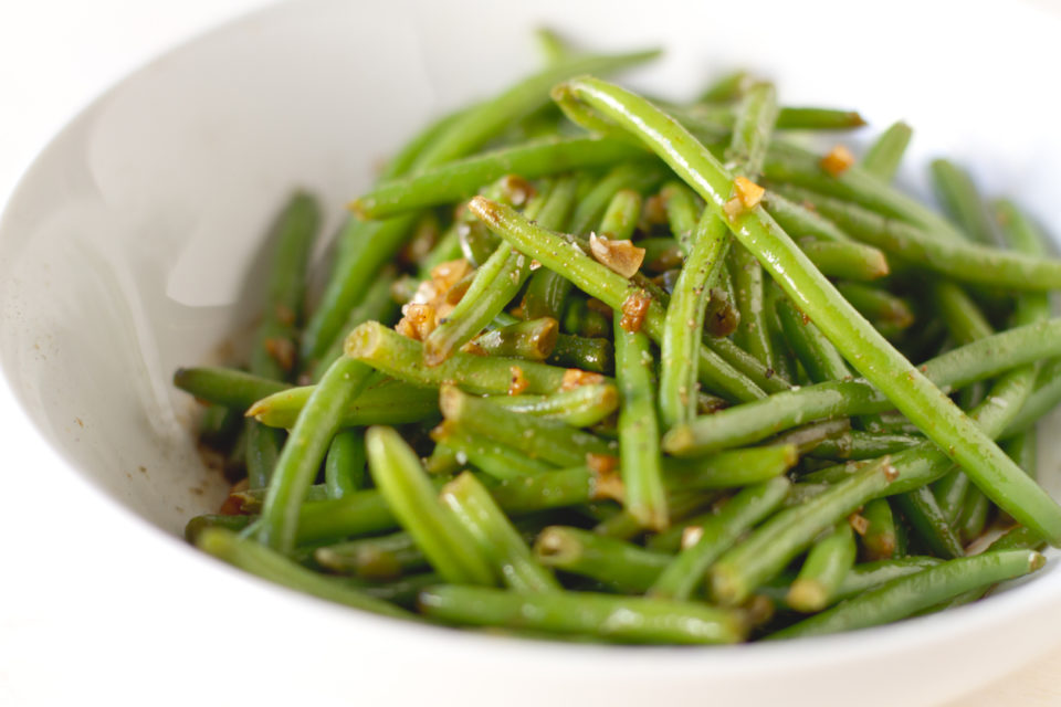 Spicy haricot vert green beans in a bowl.